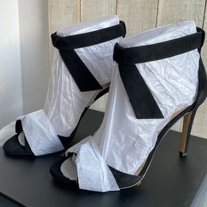 NWOT Lord & Taylor 424 Fifth Faye Black/Noir Open Toe Heel 7.5